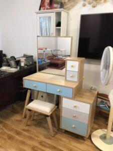 bàn trang điểm kiêm kệ sách