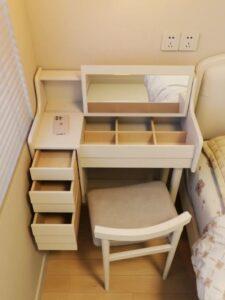 bàn trang điểm kỵ đặt đối diện gì