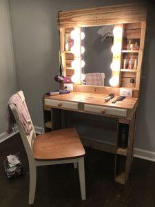 Bàn Trang Điểm Gỗ Pallet: Phong Cách Mộc Mạc, Tiết Kiệm Và Sáng Tạo 2025 bàn trang điểm gỗ pallet