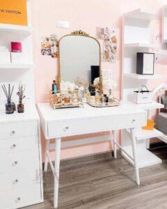 decor phòng ngủ với bàn trang điểm pallet