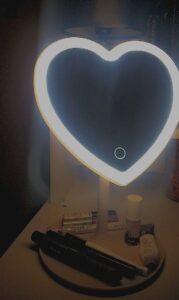 Ý tưởng trang trí bàn trang điểm gương hình trái tim cực dễ thương 2025 trang trí bàn trang điểm gương hình trái tim