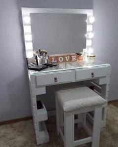 Bàn trang điểm gỗ pallet sáng tạo