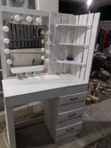 Bàn trang điểm gỗ pallet sáng tạo