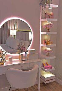 bàn trang điểm dưới cửa sổ