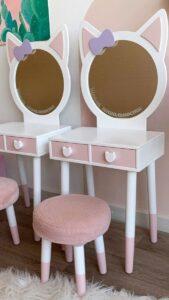 bàn trang điểm trẻ em kết hợp ghế nhỏ