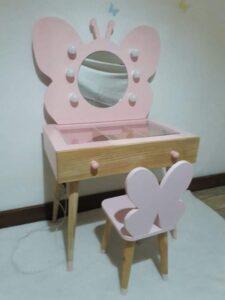 trang trí bàn trang điểm trẻ em
