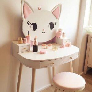 Bàn makeup cho bé