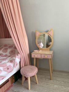 Bàn trang điểm có gương cho bé