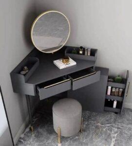 Vệ sinh bàn trang điểm bằng khăn